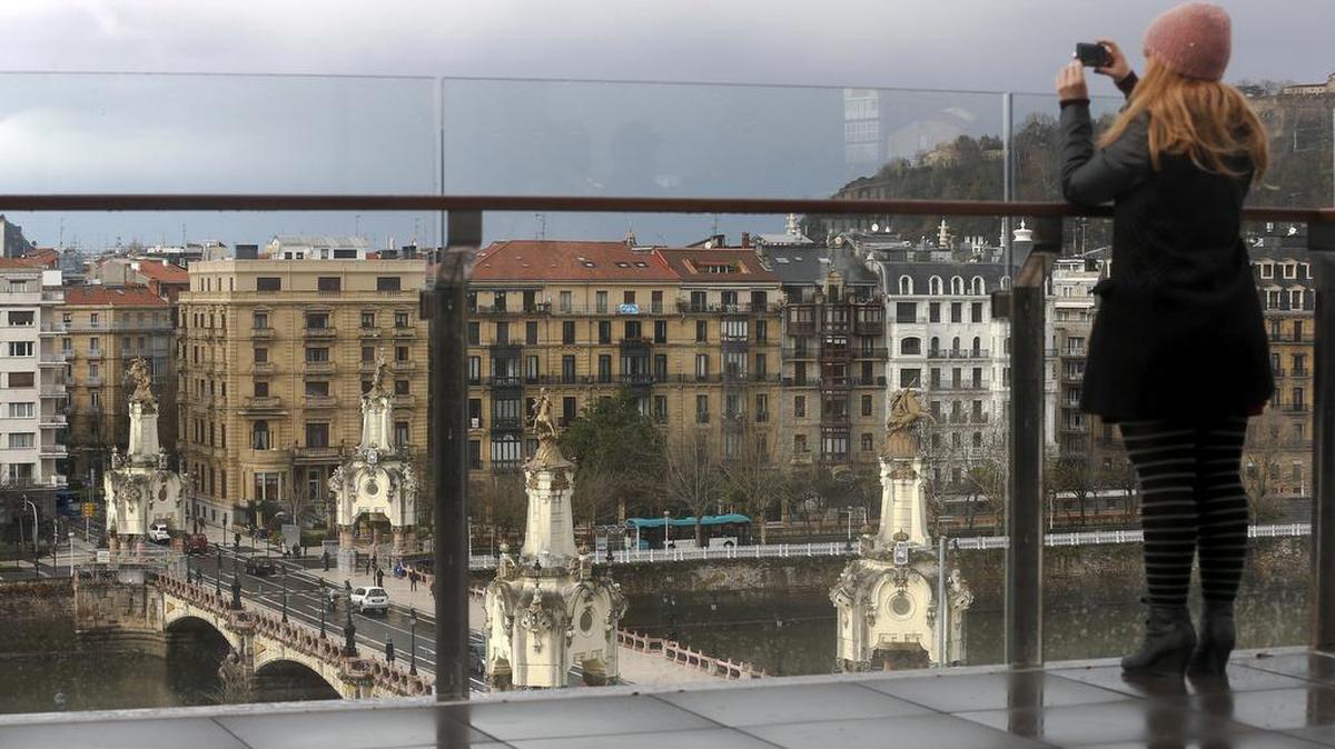 Vista del puente María Cristina sobre el río Urumea desde el centro de cultura contemporánea Tabakalera de San Sebastián.
