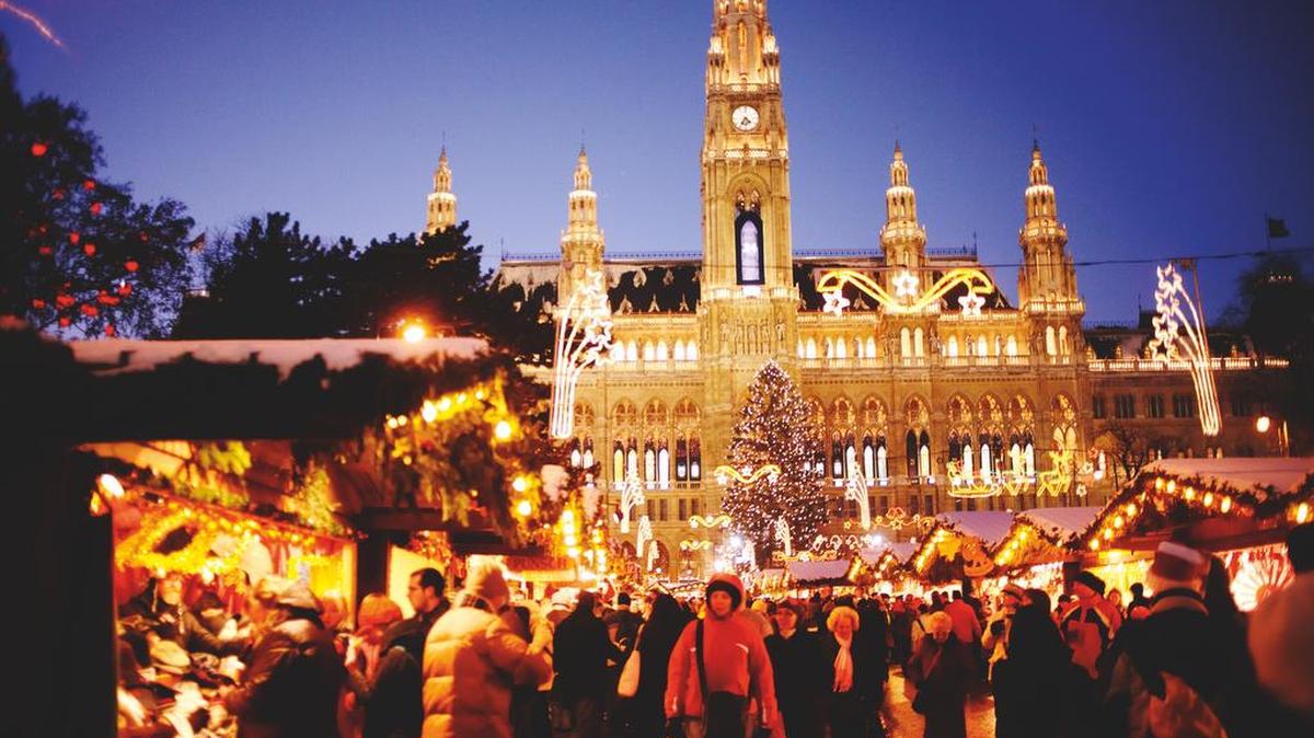 Mercadillo de Navidad frente a las puertas del Ayuntamiento de Viena.