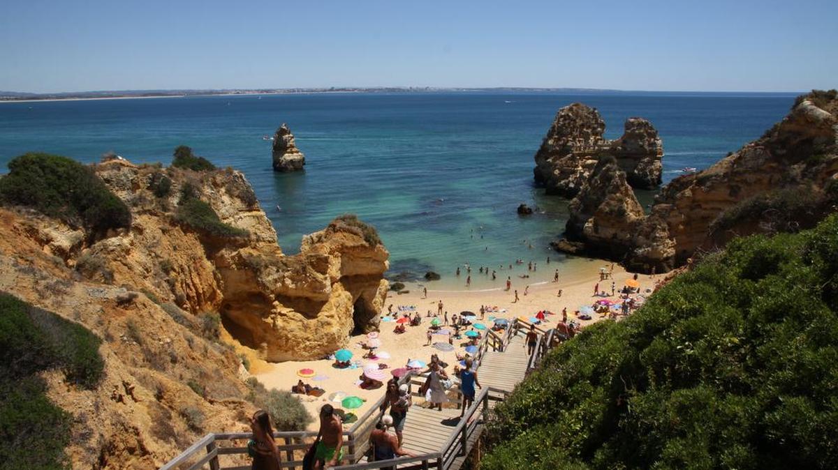 
A la Praia do Camilo es de fácil acceso por lo que es más complicado encontrar espacio libre en la arena.
