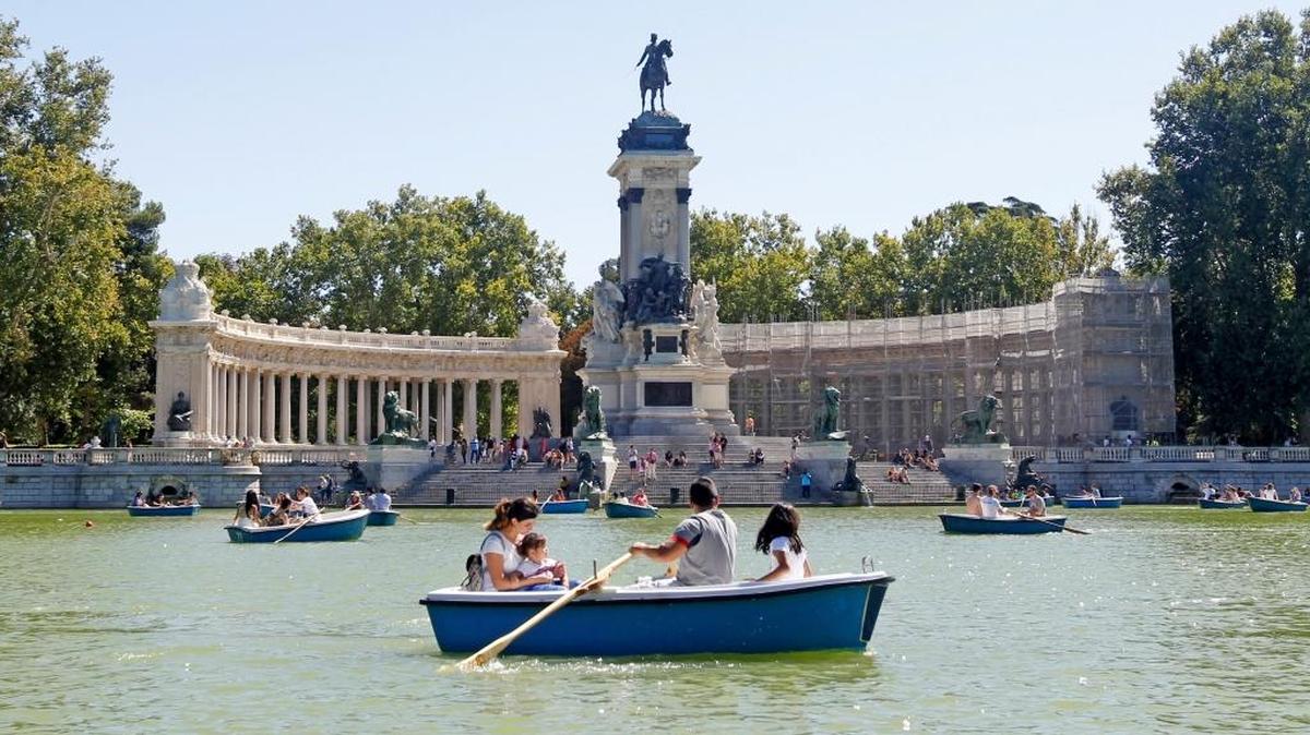 Al fondo la estatua de Alfonso XII en el Parque del Retiro en Madrid, donde se encuentra un mirador que se abrirá al público en 2018 dentro de un nuevo programa de difusión del patrimonio local.