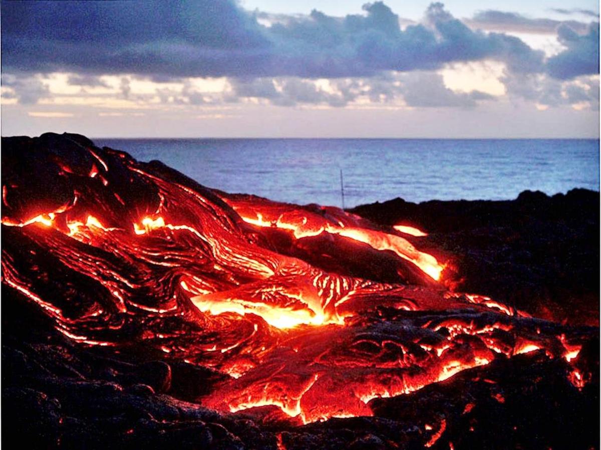 Montaña de lava impulsada por el volcán Kilauea en Hawaii.