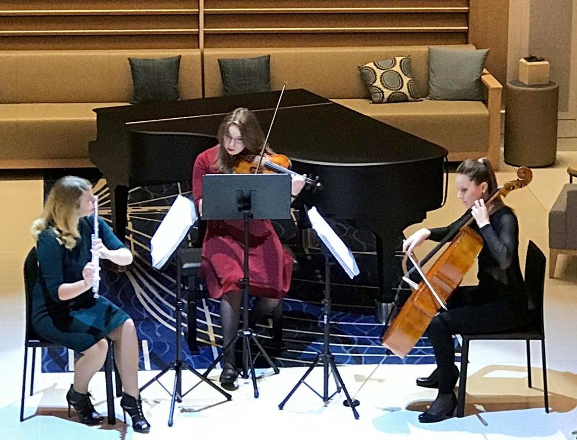 Un trío deleita con su música a los pasajeros del Viking Sun en el atrio del barco.