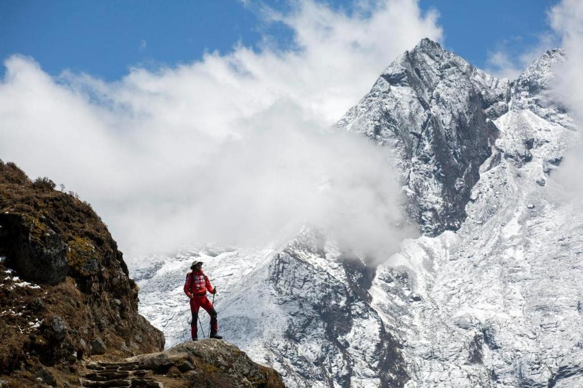El montañero Szilard Suhajda, miembro de una expedición húngara, admira las vistas del Everest.