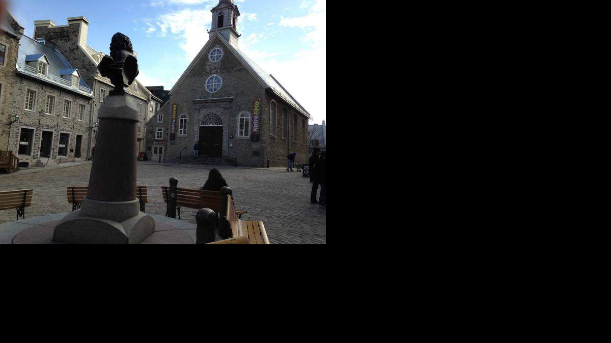 
La Place Royale en la Antigua Québec tiene un busto de Champlain, fundador de la ciudad en 1608, y la histórica Iglesia Notre-Dame-des-Victoires.
