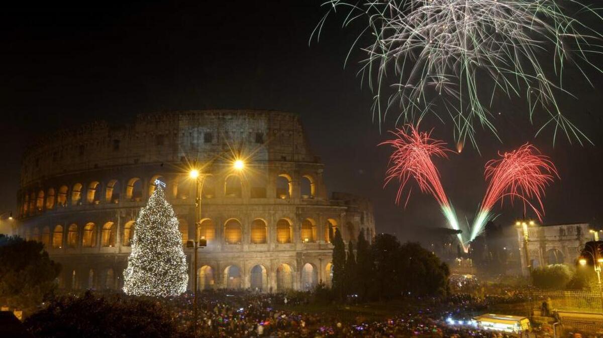 Fuegos artificiales iluminan el antiguo Coliseo en Roma, para marcar la llegada del año nuevo 2013.