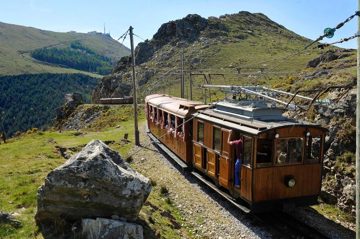 Pico de Larrún que forma parte de las montañas más célebres de todo el País Vasco francés. Se pueden aprovechar unas vacaciones en San Juan de Luz-Hendaya para montarse en el famoso tren cremallera (www.rhune.com). Una imagen del ‘train de la Rhune’ (tren de Larrún).