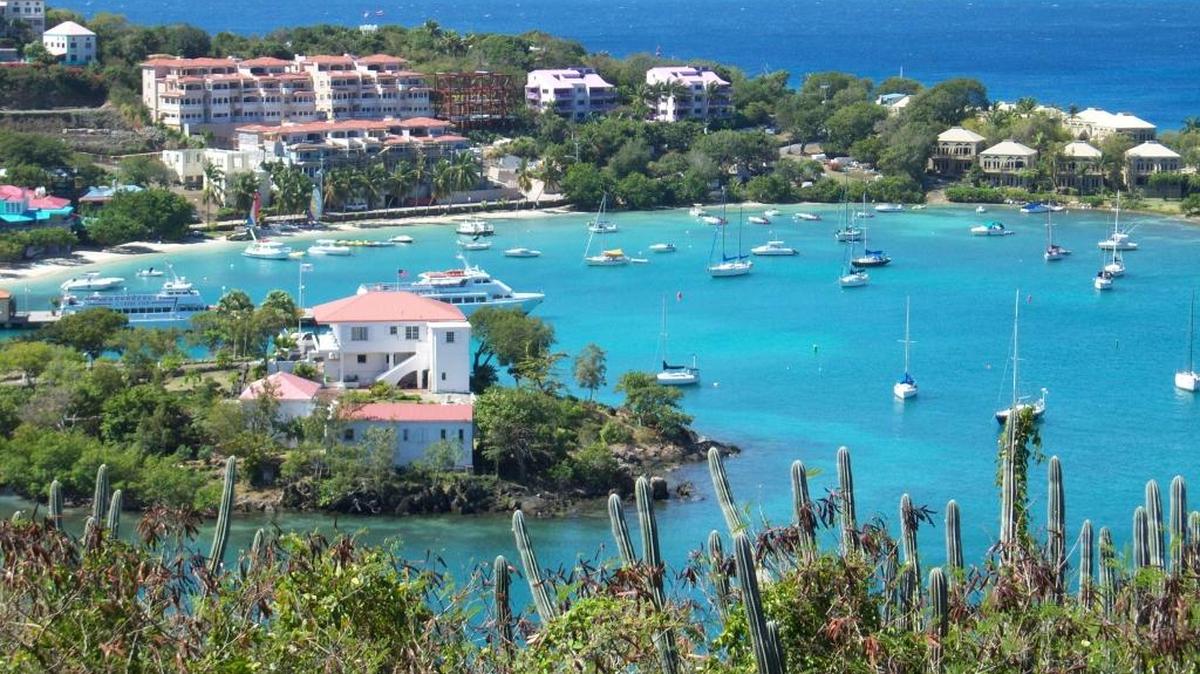 St. John Cruz Bay, la principal ciudad de la isla de San Juan en las Islas Vírgenes de los Estados Unidos.