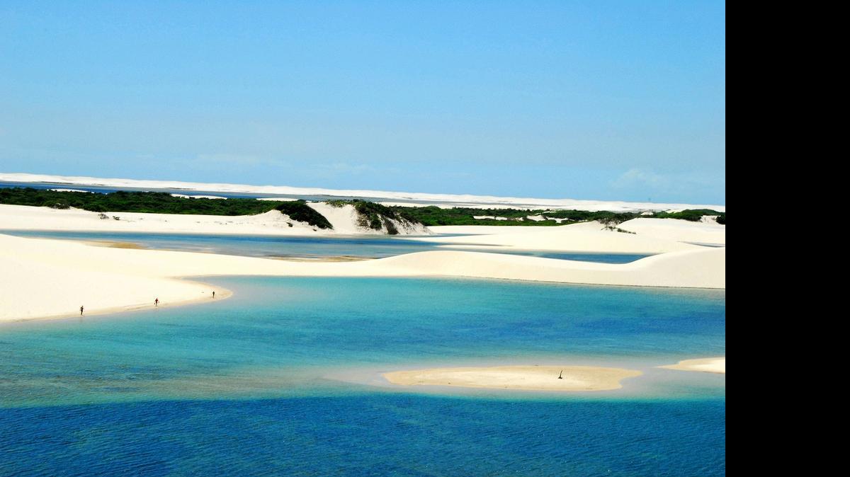 
Fenómeno natural extraordinario y único, los Lençóis maranhenses se extienden 70 km a lo largo del borde del océano con un avance de 50 kilometros a través del continente, hacia el interior, formando una gran playa, llena de una multitud de pozos, lagos y estanques. Se trata de agua dulce y clara, cuyos tonos van del azul al verde. 

