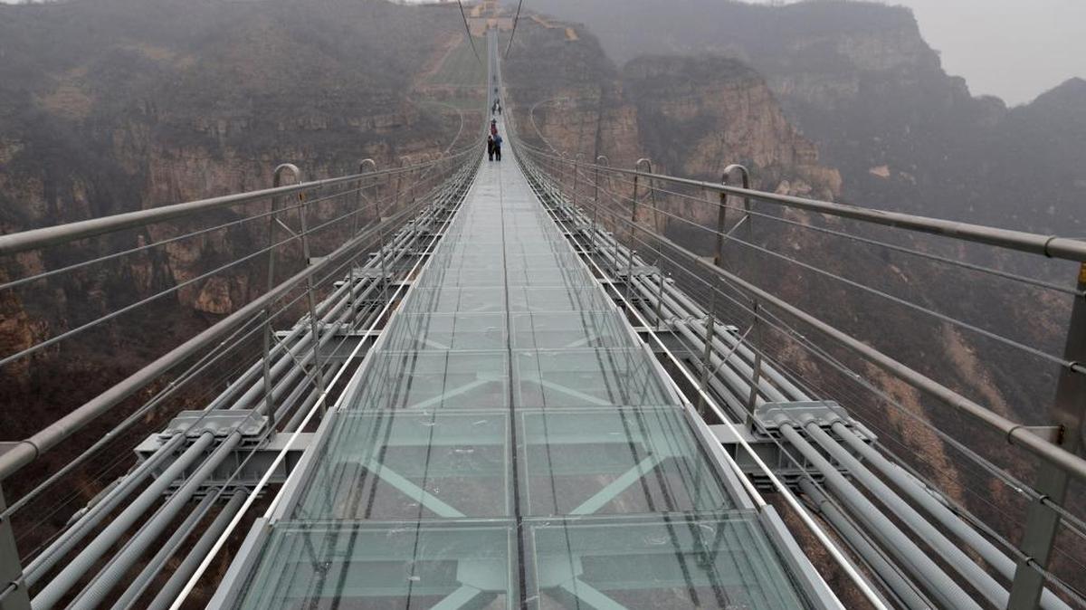 Vista del nuevo puente de cristal más largo del mundo, en el noreste de China. Solo los más atrevidos recorren con paso firme los 488 metros de longitud de esta construcción que ‘flota’ a 218 metros sobre dos acantilados.