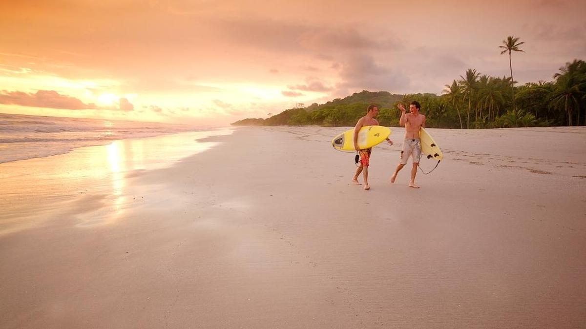 Imagen de dos surferos caminando por la limpia Playa de Santa Teresa, al sur de la Península de Nicoya.