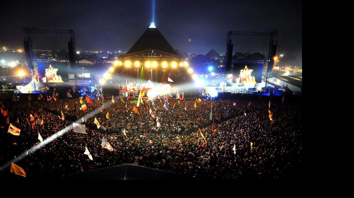 
 Festival de Glastonbury en la noche.
