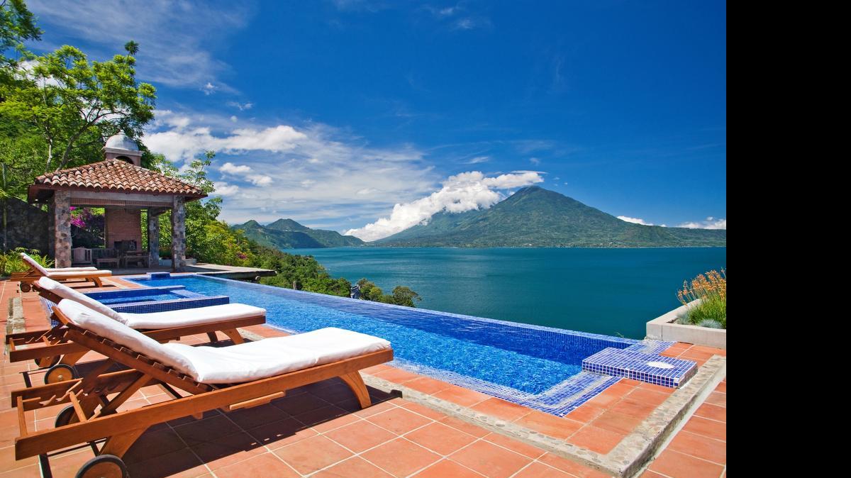 
Vista del Lago Atitlán desde la piscina de Casa Palopó en Guatemala.
