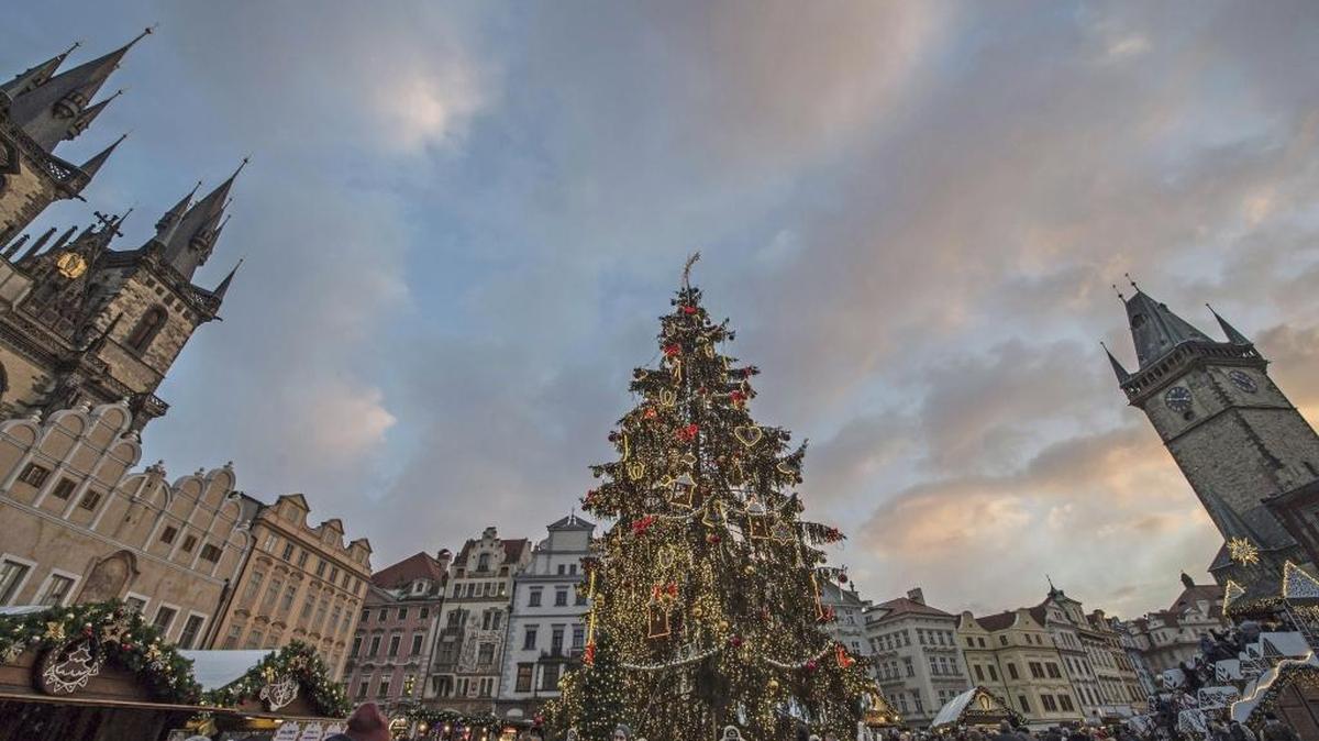 Arbol de Navidad en la Plaza de la Ciudad Vieja de Praga, República Checa.