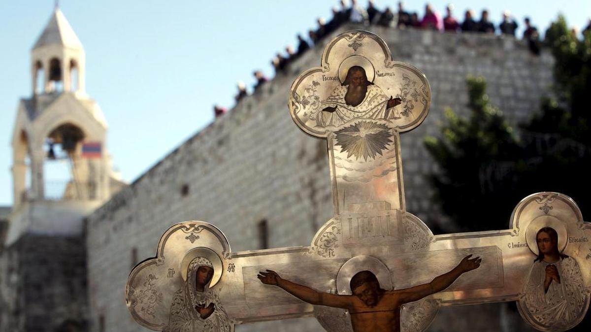 Vista de una cruz greco-ortodoxa en la Plaza del Pesebre, donde se encuentra la iglesia de la Natividad, en Belén (Cisjordania), el día de la Epifanía. Fecha en la que comienza la Navidad de los cristianos ortodoxos.