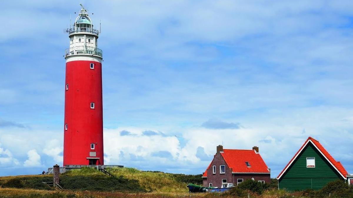 Faro en la isla de Texel, situada a tan solo un par de horas de Ámsterdam, uno de los paraísos naturales situados a orillas del mar de Wadden.