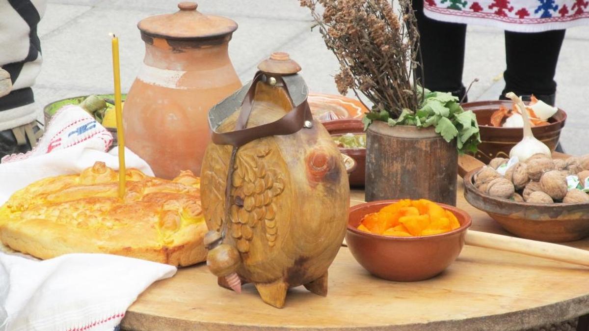 Una mesa con platos típicos navideños de Bulgaria.