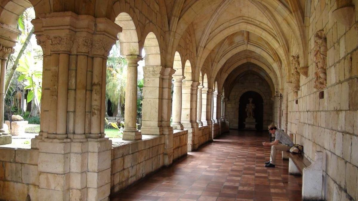 Vista de los pasillos del jardín del Monasterio Español de Sacramenia en North Miami Beach, Florida. En medio del bullicio urbano de esta ciudad costera de apenas cien años de historia, se erige uno de los monumentos más antiguos de Estados Unidos, un monasterio español que transporta a sus visitantes a la época medieval. La atmósfera "medieval" del monasterio se percibe en todos los rincones del lugar, en los vitrales de los pasillos que rodean el jardín con casi mil plantas, en las estatuas y fuentes dispuestas en el patio de 15 acres o en el elaborado trabajo de los techos, las columnas y los arcos; así como en las mesas de piedra sacramentales, el campanario o la fuente bautismal.