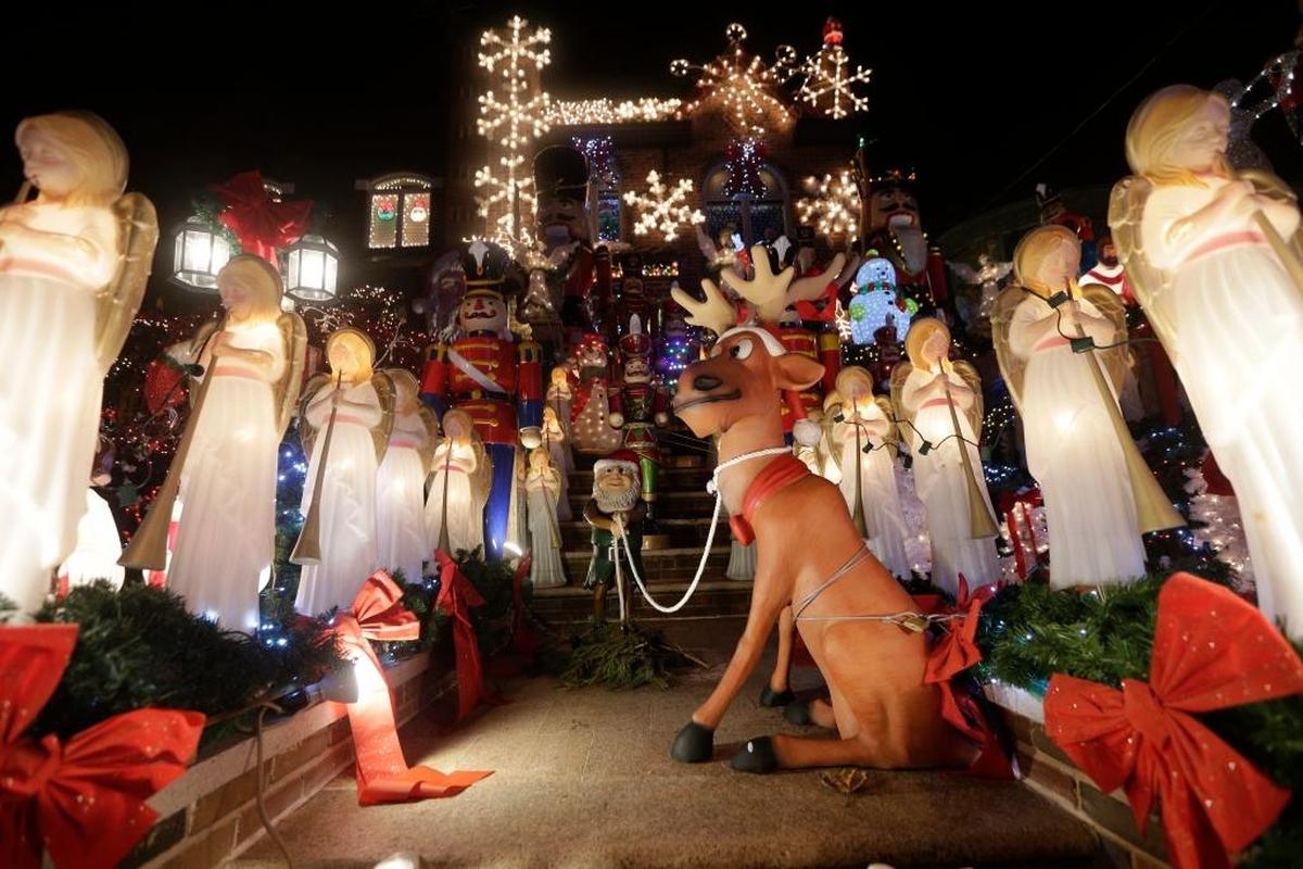 Una casa decorada con iluminación de Navidad en el área de Dyker Heights en Brooklyn, Nueva York.