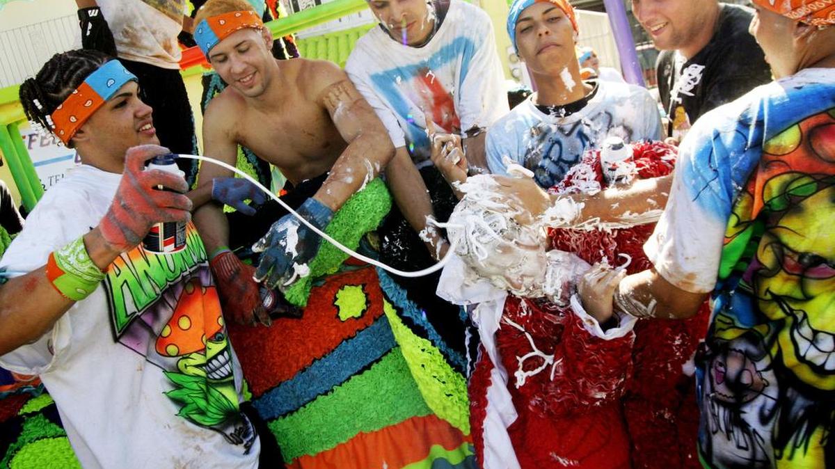 Fotografía del Festival de Máscaras de Hatillo, en el noroeste de Puerto Rico. Miles de personas participan en los desfiles por las calles de la ciudad con vistosos atuendos representativos de la cultura puertorriqueña.
