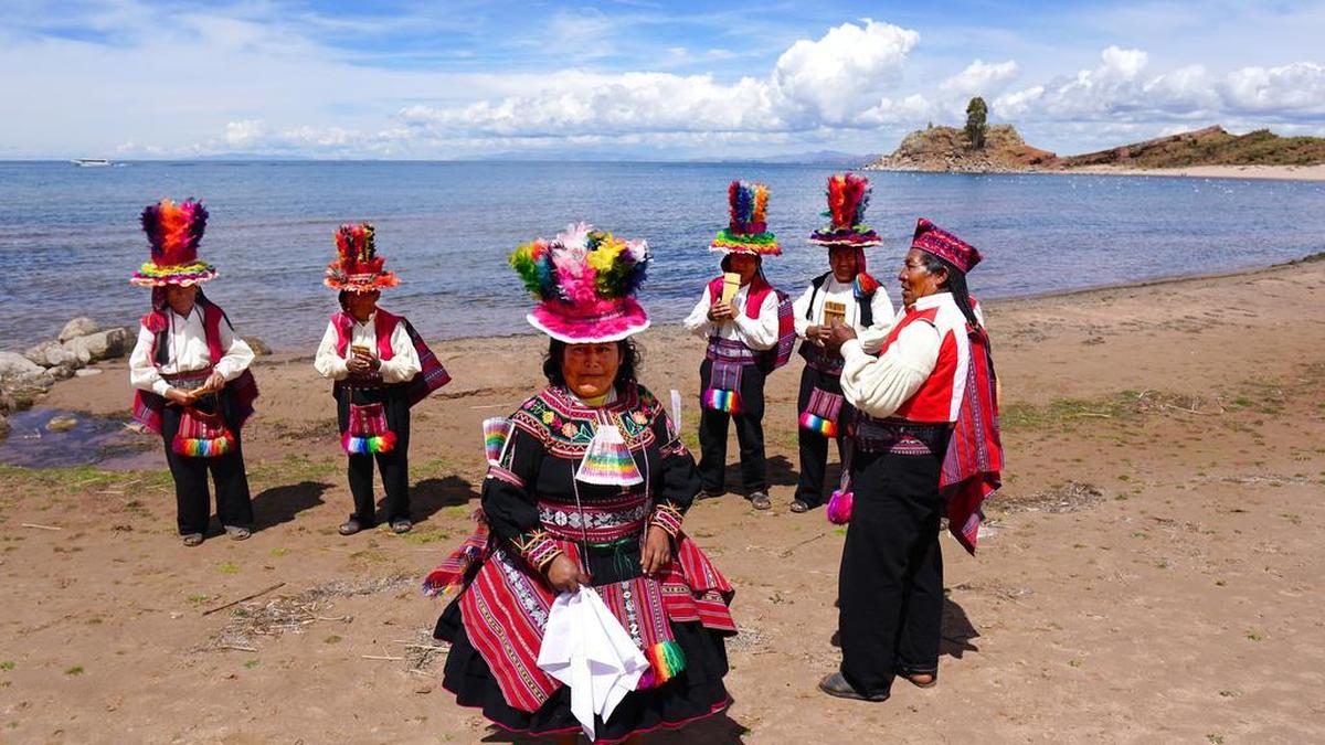 El comité de bienvenida de la isla de Taquile. Sus habitantes hablan Quechua y son conocidos por su artesanía textil.
