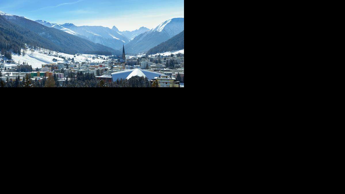 
Davos ofrece una variedad de ofertas que ningún otro complejo en Europa puede presumir: es un lugar de vacaciones, deportes, congresos de la salud, la investigación y la cultura. En el fondo, la Tinzenhorn (3,173 m)
