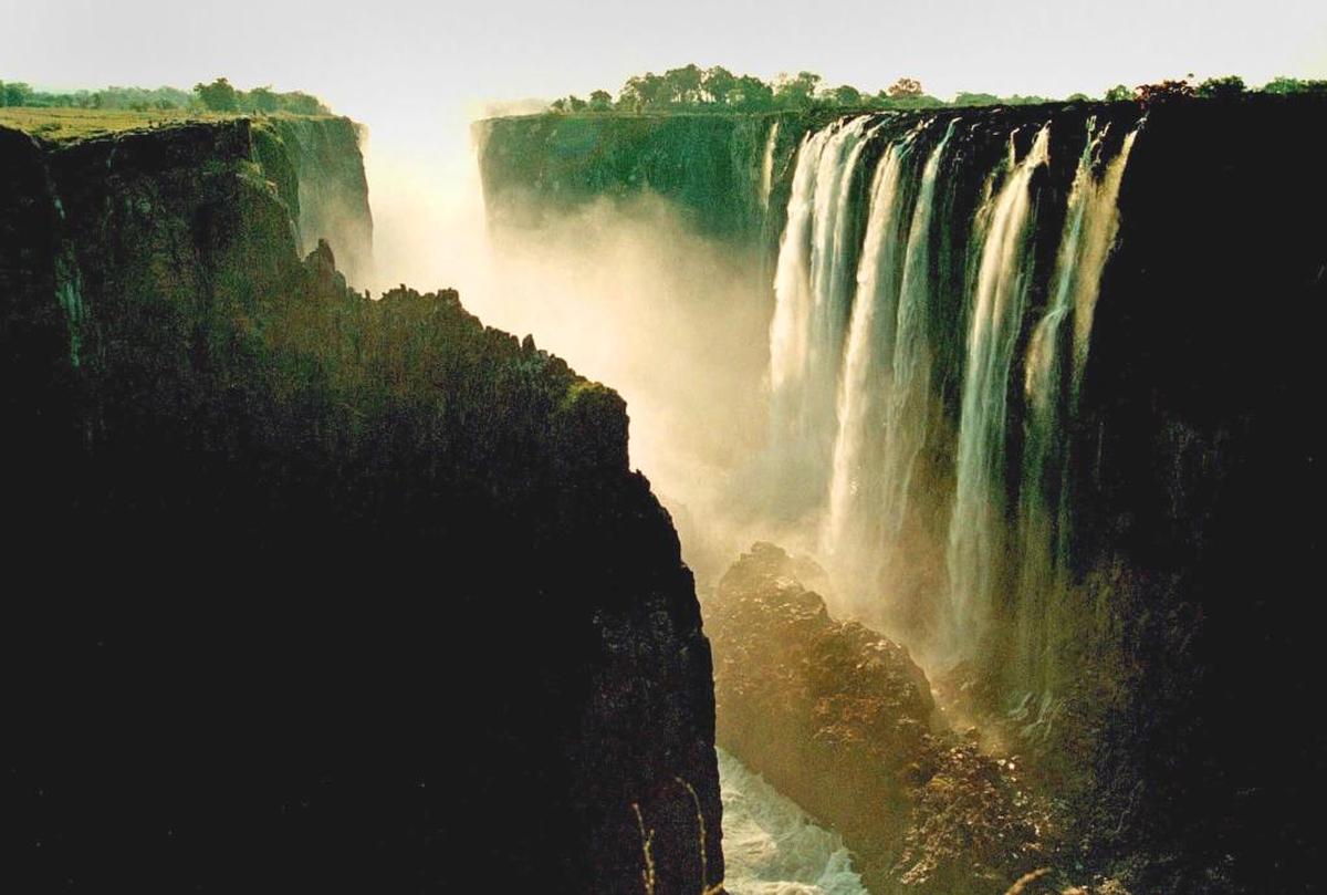 El Río Zambeze desplomándose al formar las cataratas Victoria.