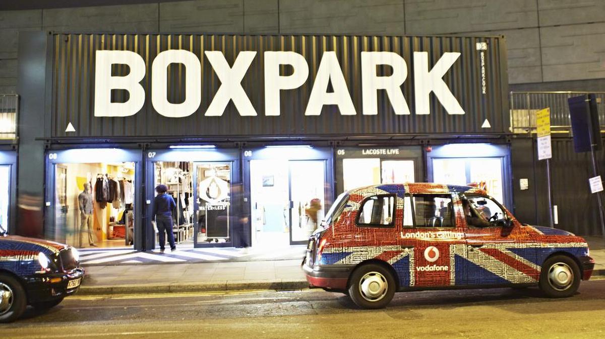 Vista nocturna del Boxpark en Shoreditch, en el East End de la capital británica.