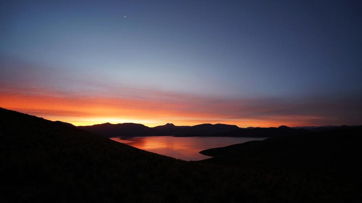 Vista del atardecer en el lago Saracocha, localizado a 13,566 pies sobre el nivel del mar.
