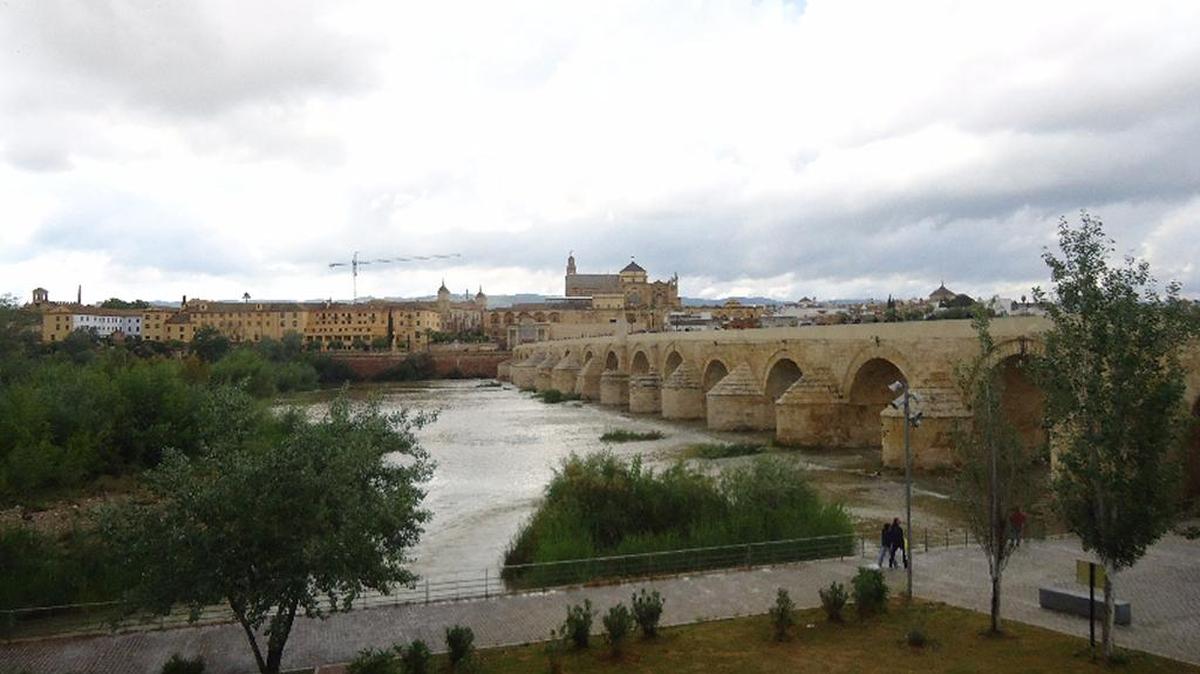 Vista al Río Guadalquivir. Al fondo la Mezquita-Catedral de Córdoba, actualmente conocida como la Catedral de la Asunción de Nuestra Señora de forma eclesiástica o simplemente Mezquita de Córdoba o Catedral de Córdoba.