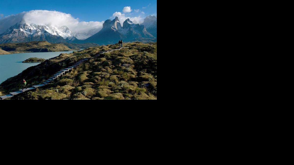 
El silencio invita a contemplar las Torres del Paine, el cerro Nido de Cóndor y la laguna que conforma el ventisquero Torres.
