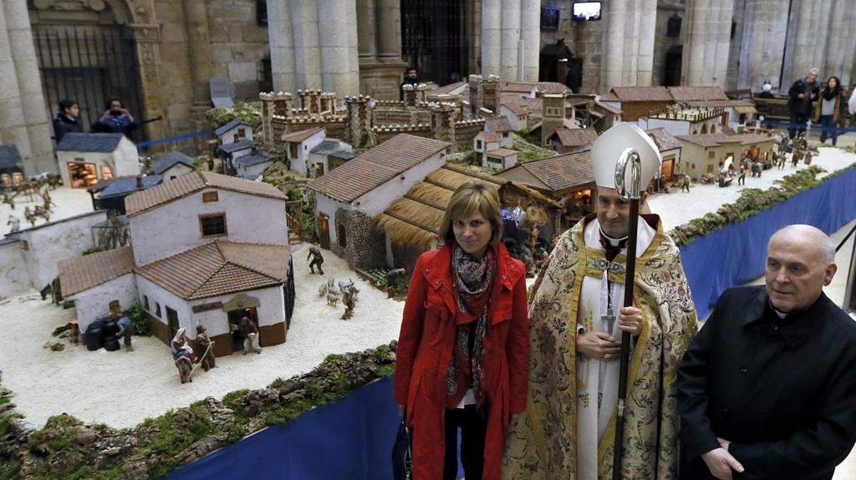 El obispo auxiliar de Santiago, Jesús Fernández, la directora de Turismo de Galicia, Nava Castro y el deán, Segundo Pérez. (d) tras bendecir los belenes de grandes dimensiones instalados en la Catedral de Santiago y en la iglesia de San Martín Pinario, en la Navidad de 2016 en Santiago de Compostela.