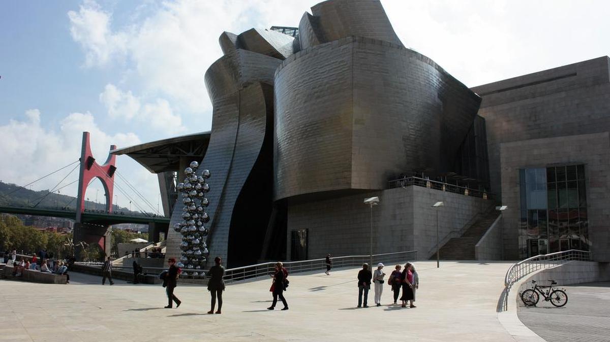 El Museo Guggenheim, diseñado por el arquitecto Frank Ghery, es conocido en el mundo entero por sus ondulantes formas.