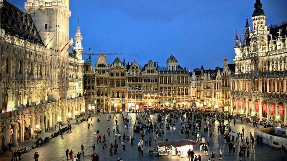 El free tour por la Bruselas de barrios comienza en el corazón de la ciudad: la Grand Place, pero va más allá de los lugares típicos, ya que el recorrido incluye las zonas más underground y alternativas de la capital belga.