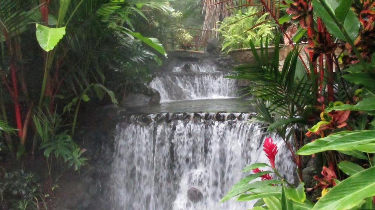Las cascadas de aguas termales son el principal atractivo de Tabacón.