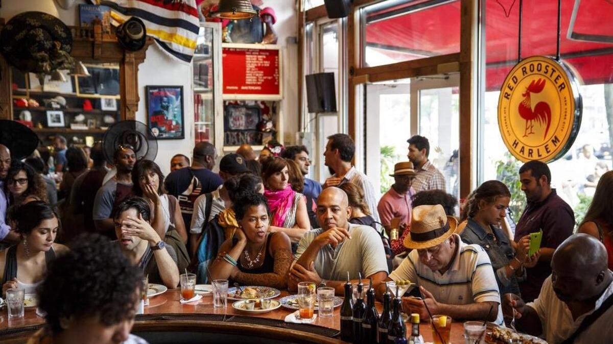 La multitud escucha a Boncella Lewis, no en la foto, en Red Rooster el 31 de julio, 2016, Nueva York.