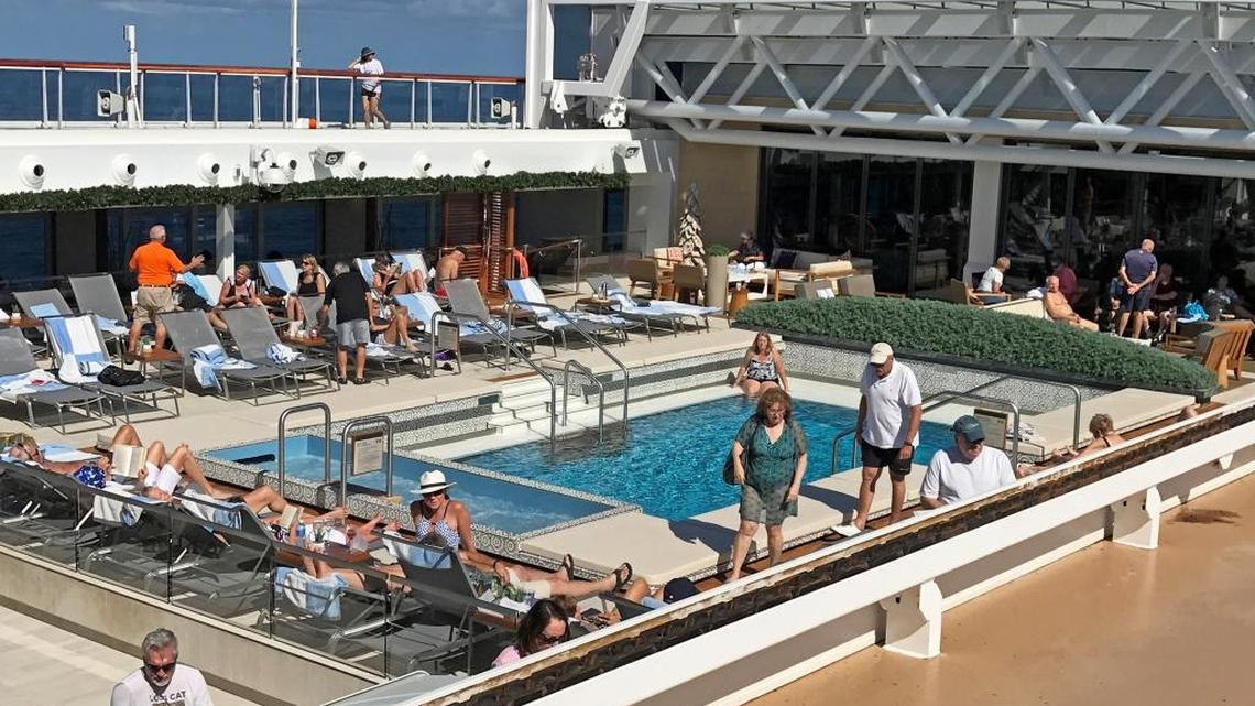 Tomando el sol durante un día de viaje entre Miami y Cuba en piscina principal del Viking Sun.