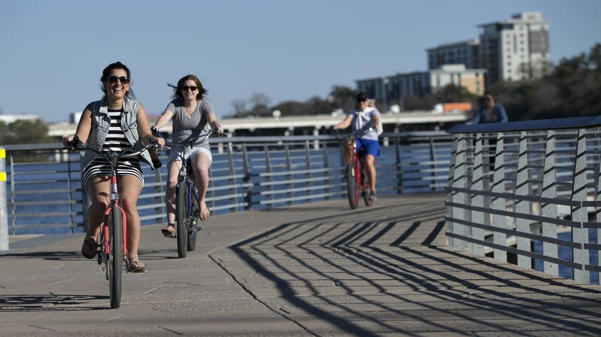 Un grupo de personas manejan bicicleta por el paseo marítimo el jueves 3 de marzo de 2016 en Austin, Texas.