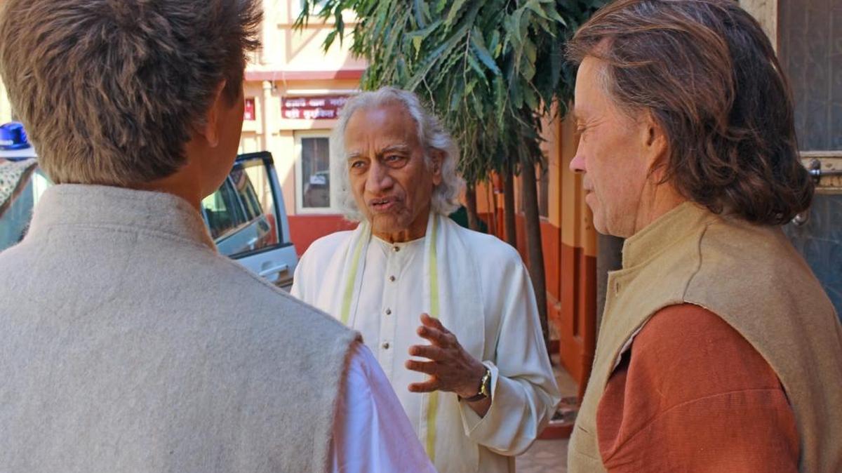 Amrit Desai, uno de los yoguis más reputados del mundo y conocido por ser un pionero en introducir el yoga en Estados Unidos, charla con sus discípulos en uno de los templetes de Rishikesh. En su opinión, algunas corrientes del yoga que se enseñan hoy en el pueblo han olvidado los fundamentos importantes de la disciplina.