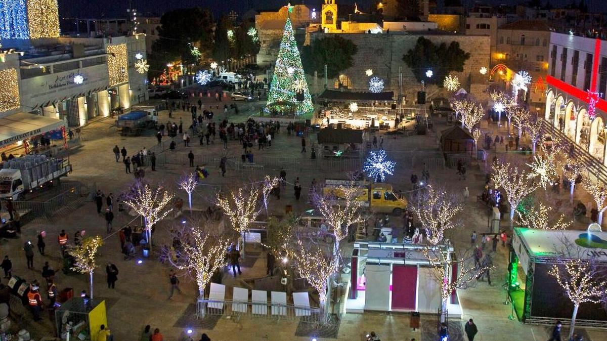 Vista general de la plaza Manger decorada con motivos navideños, cerca de la iglesia de la Natividad, construida sobre la gruta en la que nació Jesús, en Belén.