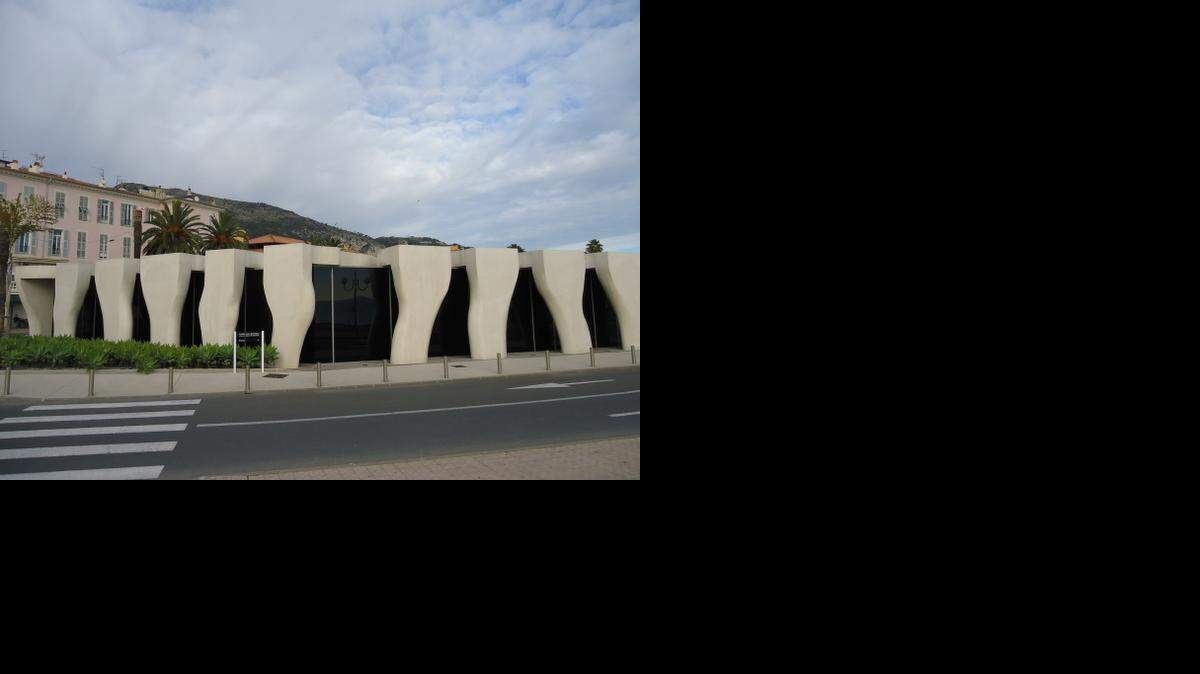 
En noviembre del 2011, la municipalidad de Mentón, en Francia, inauguró un museo enteramente dedicado a Jean Cocteau, con 1800 obras donadas por Séverin Wunderman, un coleccionista belga establecido en Los Ángeles.
