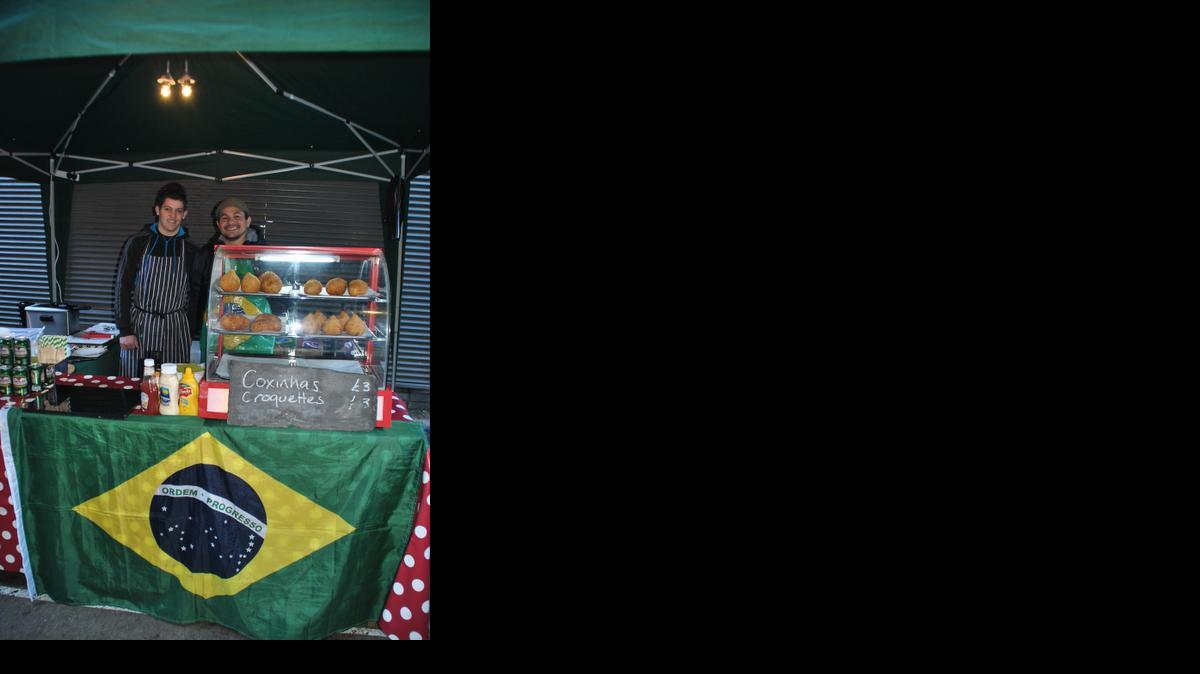 
En el Maltby Street Market se combinan puestos más o menos fijos, de comida brasileña, mexicana, española, hebrea, africana, suiza y francesa, entre otras gastronomías.
