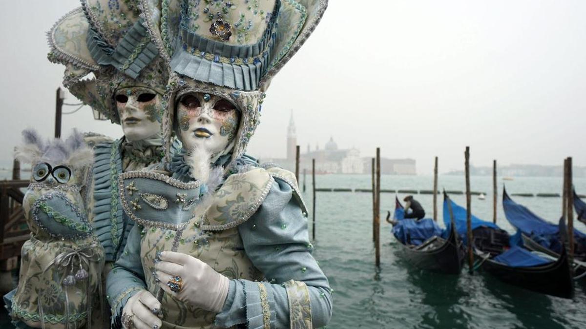 Dos personas disfrazadas participan en el Carnaval de Venecia, cerca de la Plaza San Marco, en Venecia, Italia.