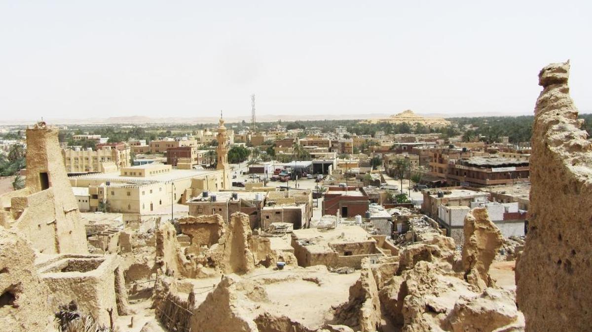 Vistas de la población moderna de Siwa, que ha surgido en las pasadas décadas a los pies de la antigua fortaleza de Shali (S.XIII).