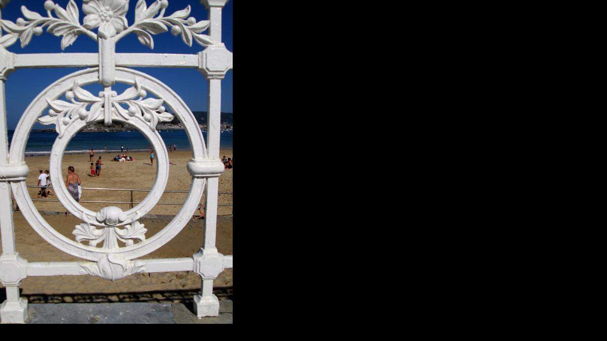 
Un detalle de la barandilla blanca del Paseo de la Concha, todo un simbolo de la ciudad.
