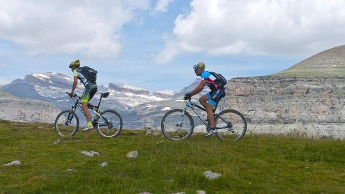 Ruta ciclista por montaña.