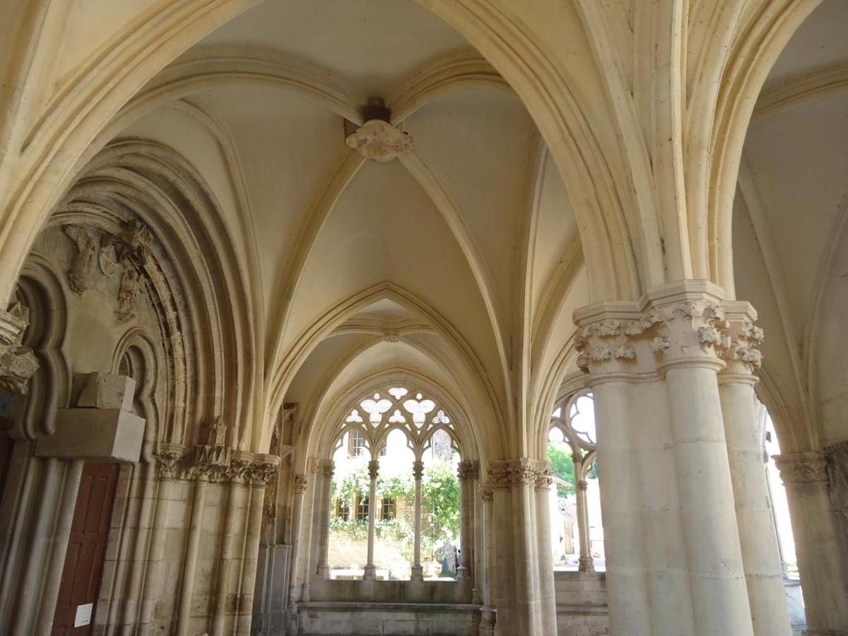 Pórtico de la parroquial de Saint-Père.