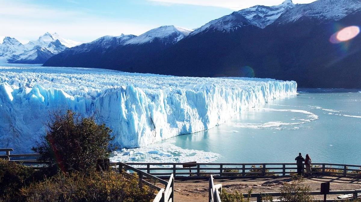 Una pareja de turistas contempla el Glaciar Perito Moreno, en la Provincia de Santa Cruz, en la Patagonia argentina.