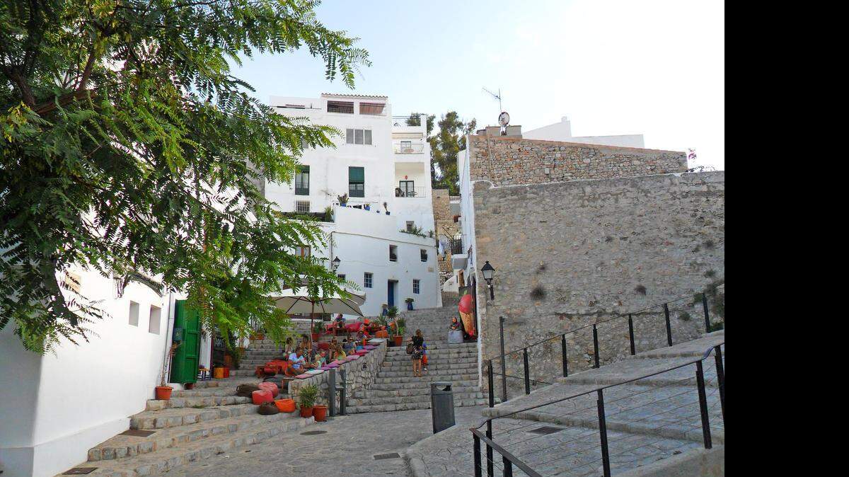 
Acrópolis de Dalt Vila (casco antiguo de la ciudad de Ibiza), con un recinto amurallado que es el mejor conservado del Mediterráneo, declarado Patrimonio de la Humanidad en 1999.
