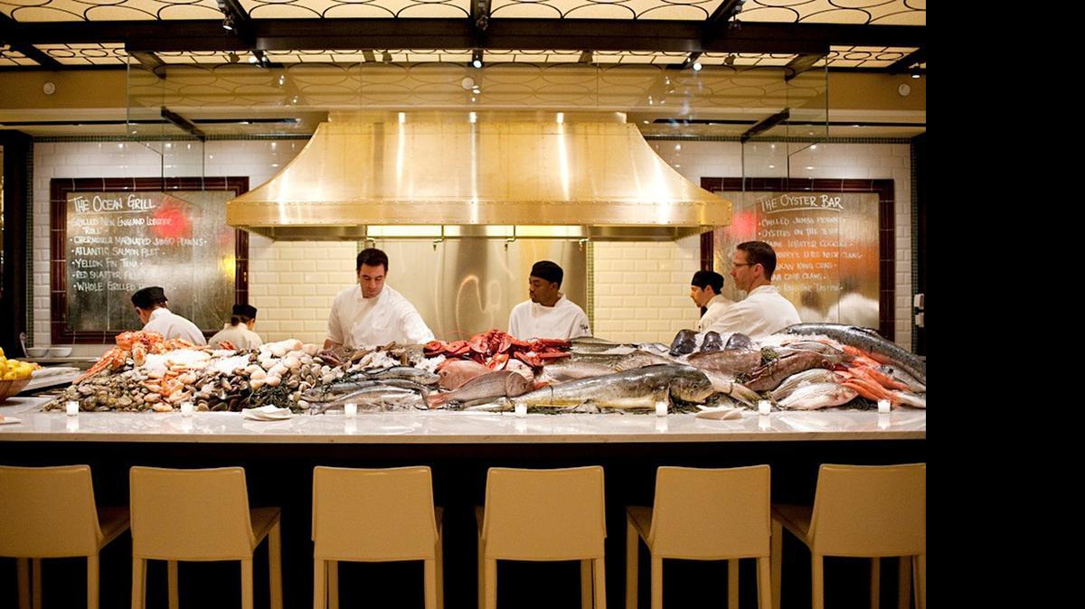 
En Todd English Food Hall del legendario Hotel Plaza sirven los mejores mariscos e innovadores platos de la cocina internacional.
