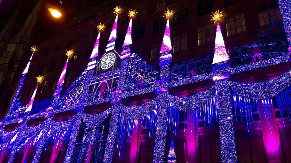 Espectáculo de luces y sonido en las vitrinas de Saks Fifth Avenue.